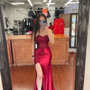 Beautiful Red evening gown that will make everyone turn heads when you walk in!